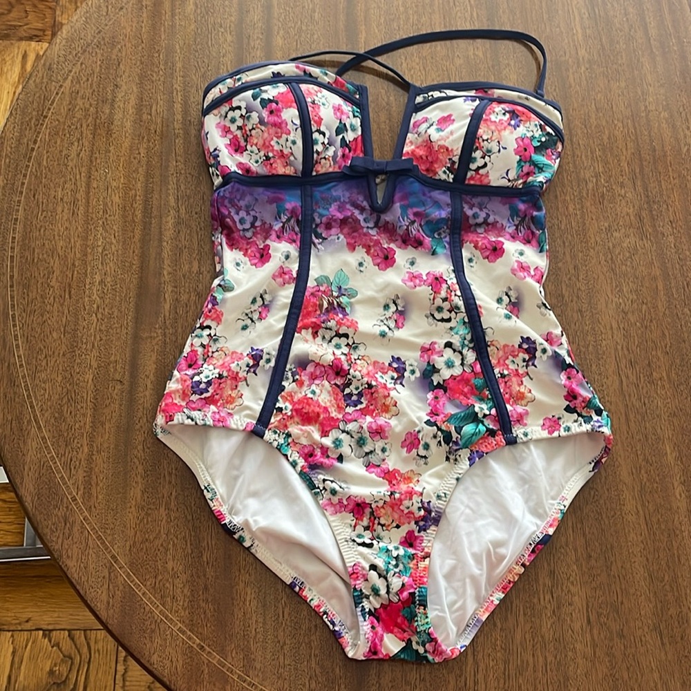Gorgeous swimsuit!